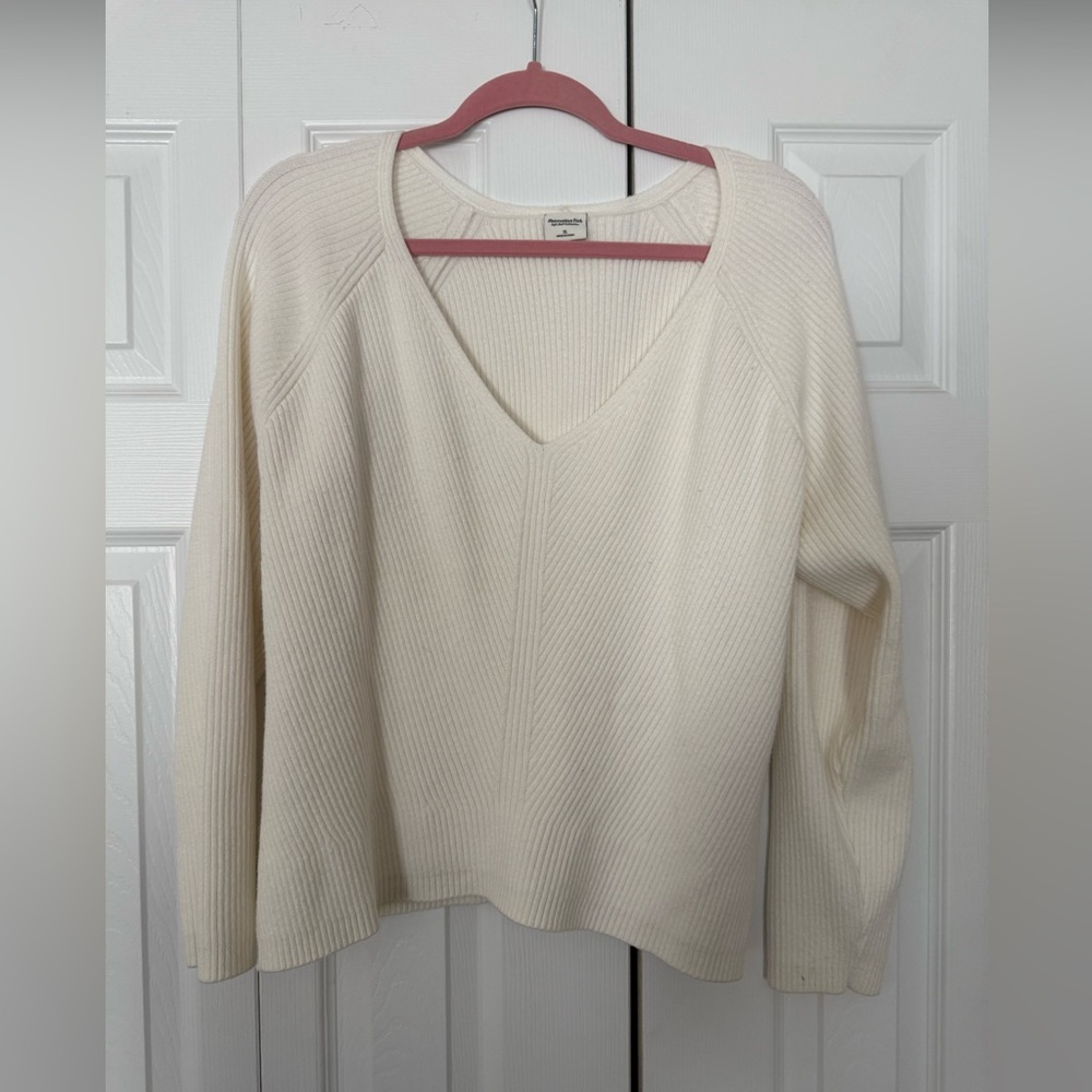 Abercrombie & Fitch Women's Ivory V-Neck Sweater, Size XL